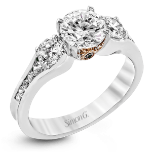 Engagement Ring in 18k Gold with Diamonds